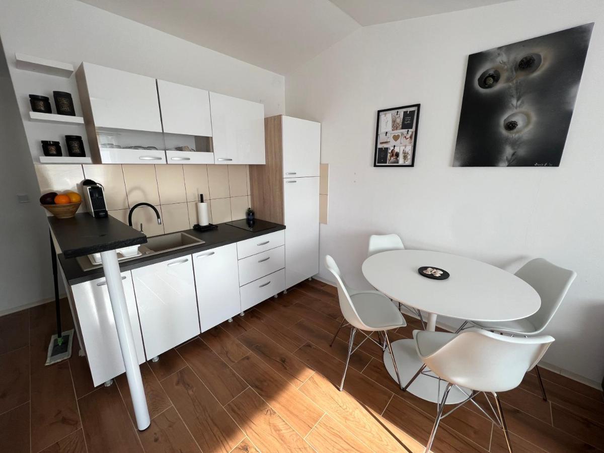Mona Apartman *